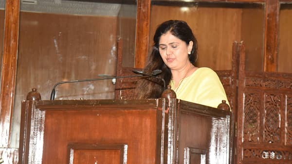 आमदारकीची शपथ घेताच पंकजा मुंडे मंत्रिपदाबाबत काय म्हणाल्या?; पंकजा यांचं मंत्रिमंडळात कमबॅक होणार?