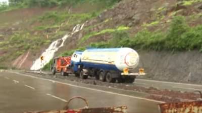 मुंबई-गोवा महामार्गावरून प्रवास करताय? परशुराम घाटाला पावसाचा फटका, वाहतुकीला धोका कारण….