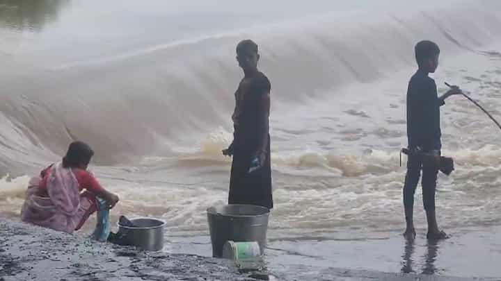 दमदार पावसामुळे पवना नदीचं रौद्र रूप, पुणेकरांची पाण्याची चिंता मिटली पण... दमदार पावसामुळे पवना नदीचं रौद्र रूप, पुणेकरांची पाण्याची चिंता मिटली पण...