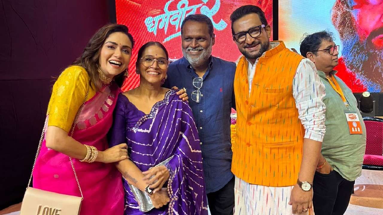 'धर्मवीर 2'च्या ट्रेलर लाँच कार्यक्रमात अभिनेत्री अमृता खानविलकरसुद्धा पोहोचली होती. यावेळी तिने अभिनेता प्रसाद ओक आणि त्याच्या पत्नीसोबत फोटोसाठी पोझ दिले. 
