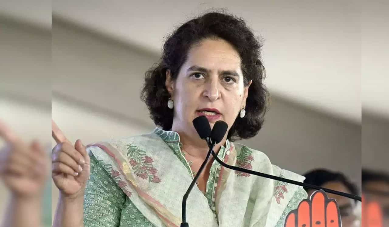 पूजा खेडकरवरुन प्रियंका गांधी यांनी सरकारला घेरलं, म्हणाल्या स्वप्न आणि विश्वासावर हल्ला