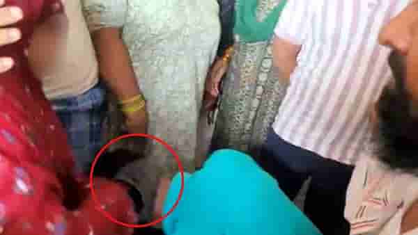 5 वेळा चपलेने हाणा, 15000 रुपये घ्या... बलात्कार प्रकरण मिटवण्यासाठी पंचायतीत धक्कादायक शिक्षा