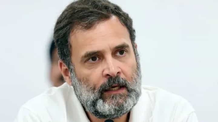 राहुल गांधींची जीभ छाटणाऱ्याला तब्बल 11 लाख..., शिंदेंच्या आमदाराच्या वक्तव्यानं खळबळ राहुल गांधींची जीभ छाटणाऱ्याला तब्बल 11 लाख..., शिंदेंच्या आमदाराच्या वक्तव्यानं खळबळ