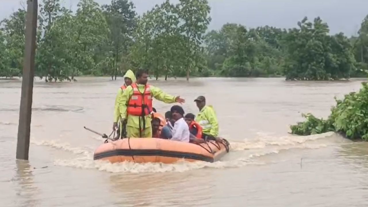 राज्यात अतिमुसळधार पाऊस, सर्व यंत्रणांना सतर्क राहण्याचे आदेश, गडचिरोलीचा विदर्भाशी संपर्क तुटला राज्यात अतिमुसळधार पाऊस, सर्व यंत्रणांना सतर्क राहण्याचे आदेश, गडचिरोलीचा विदर्भाशी संपर्क तुटला