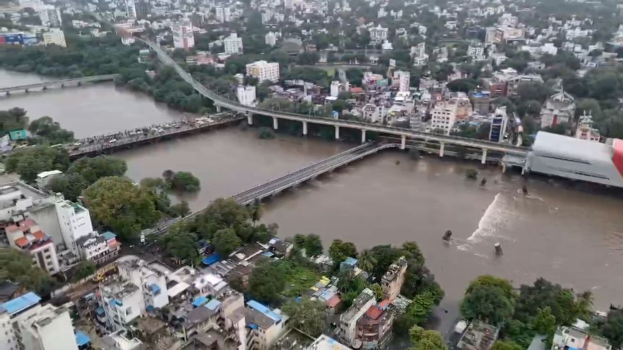 पुण्यात गुरुवारी झालेल्या पावसामुळे पाण्याचा प्रश्न मिटला आहे. एकाच दिवसात चार ही धरणात साडे तीन टीएमसी पाणी जमा झाले आहे. पुढील तीन महिने पाणी पुरले इतका पाणीसाठा एकाच दिवसात जमा झाला आहे. 