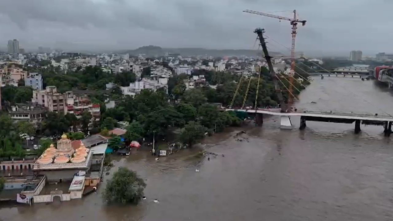 पुणे जिल्ह्यातील खडकवासला, पानशेत, वरसगाव, टेमघर धरण भागात गुरुवारी पर्जन्यवृष्टी झाली. तर खडकवासला धरणातून यंदा पाच वर्षांतील सर्वाधिक विसर्ग करण्यात आला. त्यामुळे गुरुवारी पुण्यात हाहा:कार उडला होता. 