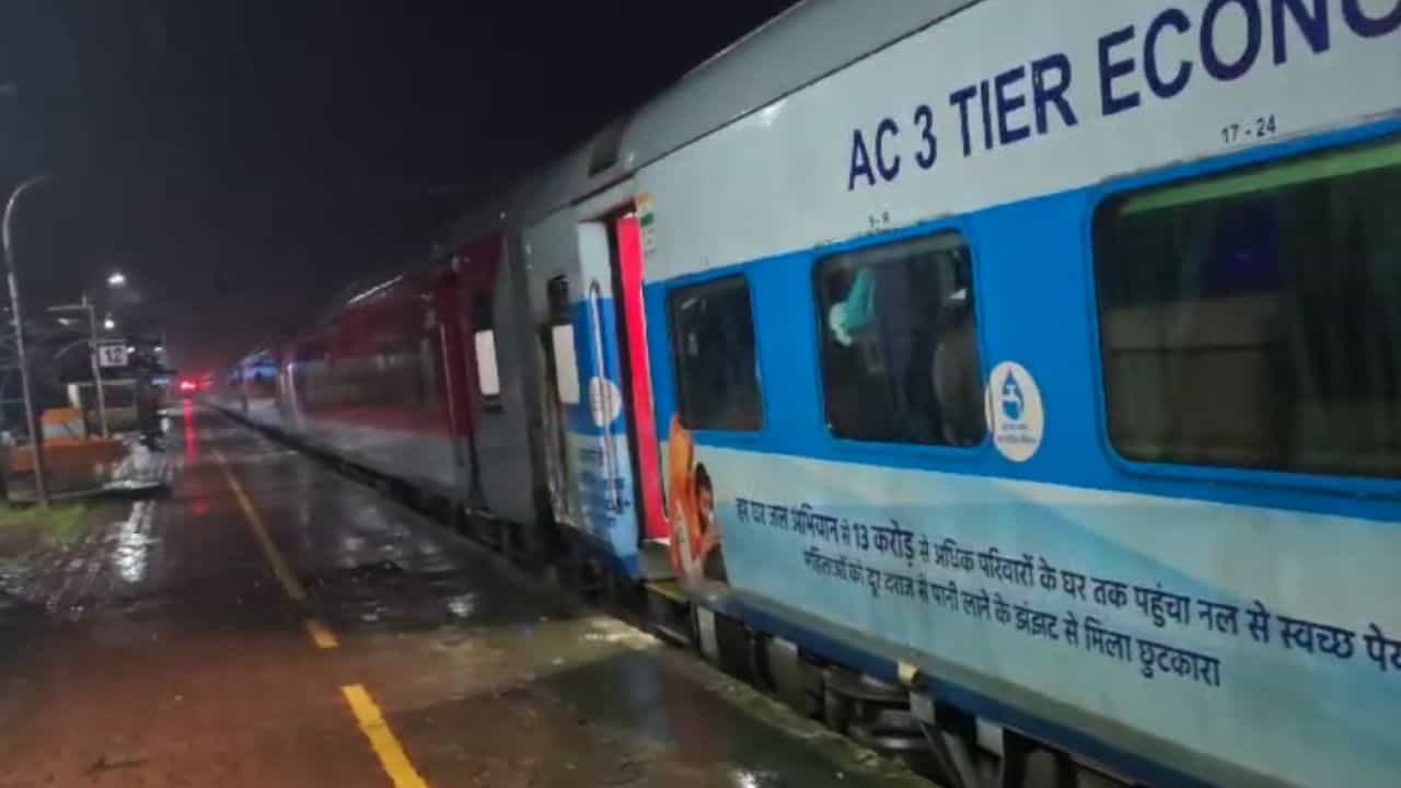 कोकणात पुन्हा रेड अलर्ट, मांडवी किनार्यावर लाटांचे रौद्ररूप, 24 तासांपासून रेल्वे गाड्या स्थानकावर