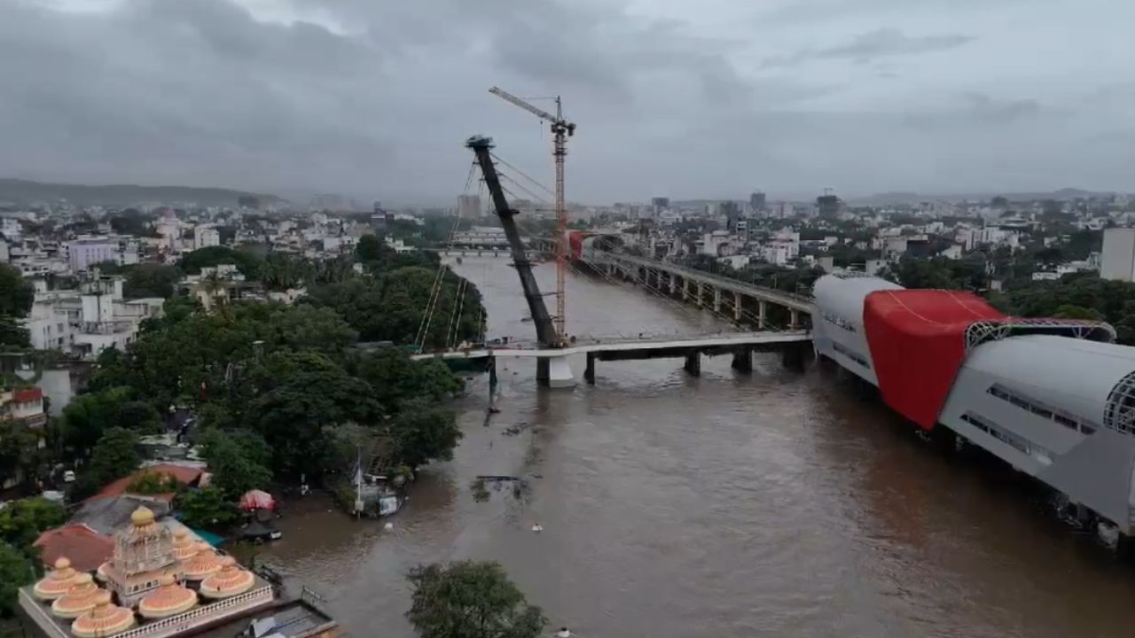 पुणे शहरात गुरुवारी झालेल्या पावसामुळे मुठा नदीपात्र पाण्याने तुडुंब भरले. पावसामुळे लाखो भक्तांचे श्रद्धास्थान असलेल्या मोरया गोसावी मंदिराला पाण्याने पूर्णपणे वेढा घातला होता.