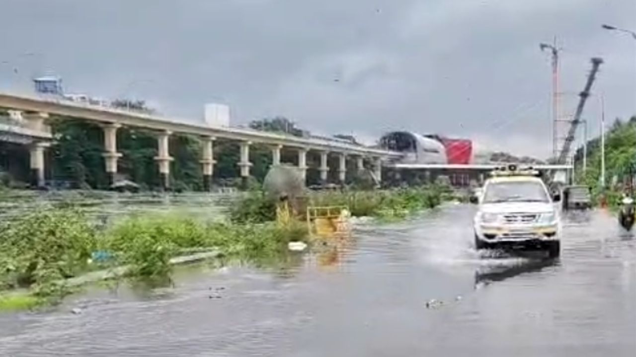 खडकवासला धरण 100 टक्के भरले असून त्यातून पाण्याचा विसर्ग सुरु केले आहे. खडकवासला धरणातून पाण्याचा विसर्ग होत असल्याने नदीत चांगले पाणी आले आहे.  डेक्कन नदीपात्रातला रस्ता पावसामुळे प्रशासनाने बंद केला आहे. 