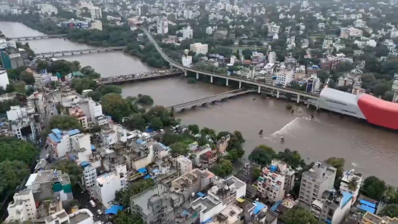 पुण्याच्या खेड तालुक्यातील चास कमान धरण क्षेत्रातील पावसाचा वाढता जोर व पाणी पातळीत होणारी वाढ लक्षात घेता धरणातील पाणी साठा नियंत्रित करणेकरिता  सांडवाद्वारे  6030 क्युसेक्स क्षमतेने विसर्ग भीमा नदीपात्रात सुरू करण्यात आला आहे. 