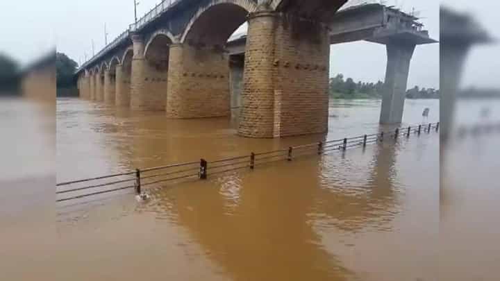 महापुराच्या छायेत असलेल्या सांगलीकरांना दिलासा; कृष्णा नदीची पाणी पातळी घटली अन्... महापुराच्या छायेत असलेल्या सांगलीकरांना दिलासा; कृष्णा नदीची पाणी पातळी घटली अन्...