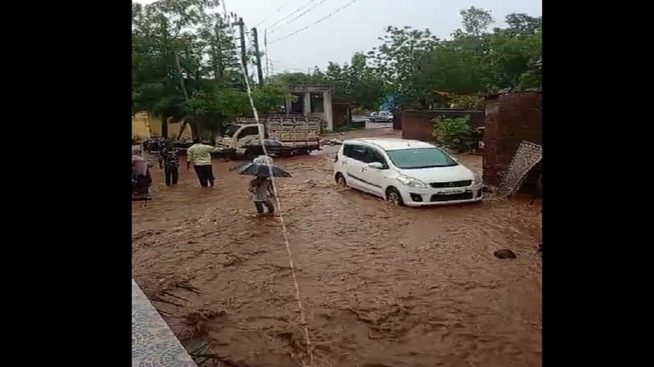 जळगावात ढगफुटीसदृश पाऊस, रस्त्याची नदी, शेत-शिवार पाण्याखाली तर स्मशानातही शिरलं पाणी