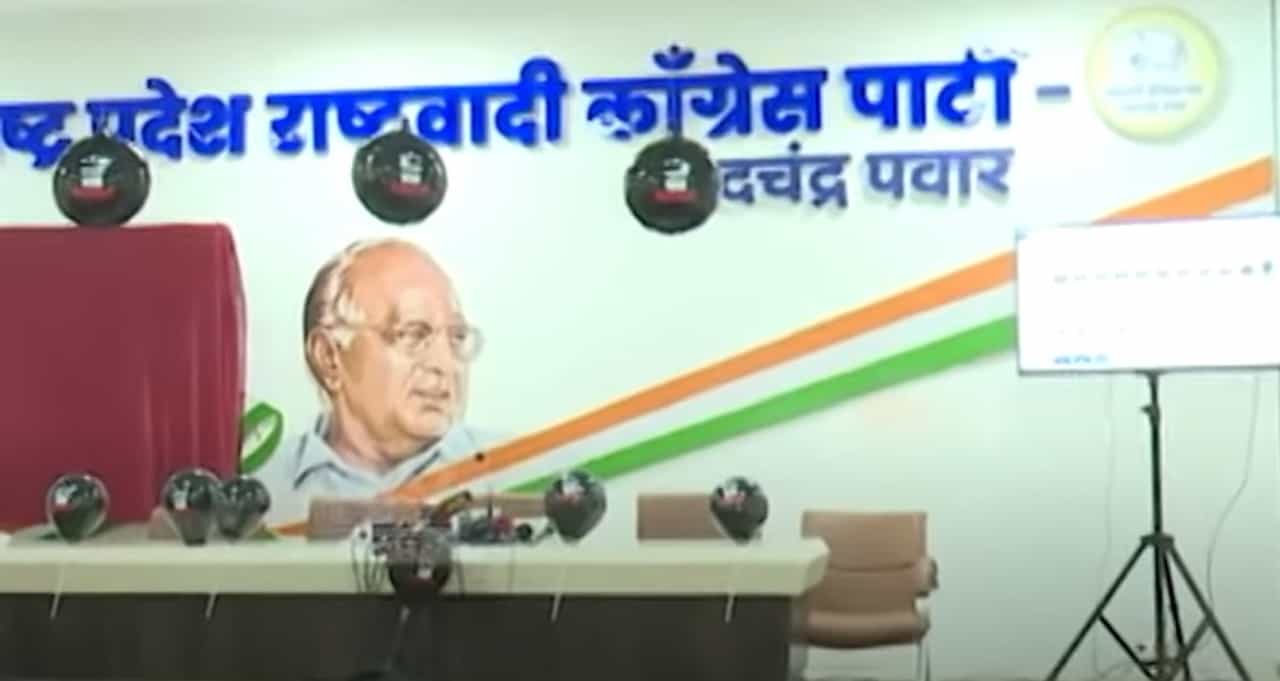 'महायुतीचे काळे कारनामे...', शरद पवार गटाचं अनोखं निदर्शन, काळे फुगे लावून डिवचलं 'महायुतीचे काळे कारनामे...', शरद पवार गटाचं अनोखं निदर्शन, काळे फुगे लावून डिवचलं
