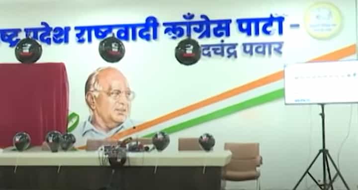 'महायुतीचे काळे कारनामे...', शरद पवार गटाचं अनोखं निदर्शन, काळे फुगे लावून डिवचलं 'महायुतीचे काळे कारनामे...', शरद पवार गटाचं अनोखं निदर्शन, काळे फुगे लावून डिवचलं