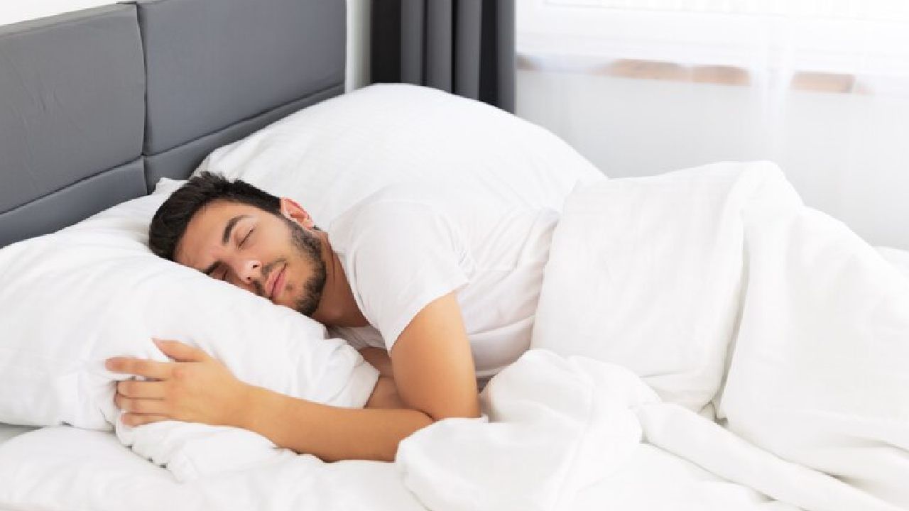 Vastu Shastra दरवाज्याच्या दिशेने पाय ठेवून झोपणं शुभ की अशुभ