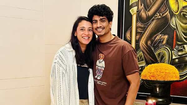 27 वर्षीय क्रिकेटर स्मृती मंधाना आणि पलाश मुच्छल यांच्या रिलेशनशिपला नुकतीच पाच वर्षे पूर्ण झाली आहेत. यानिमित्त स्मृतीने बॉयफ्रेंड पलाशसोबत केक कापला. या सेलिब्रेशनचे फोटो पलाशने सोशल मीडियावर पोस्ट केले आहेत.