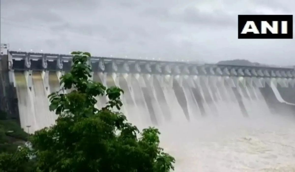 धरण जवळपास भरलं आहे. त्यामुळे तानसा धरणा लगतच्या आणि आजूबाजूच्या परिसरातील लोकांना दक्ष राहण्याच्या सूचना करण्यात आल्या आहेत.