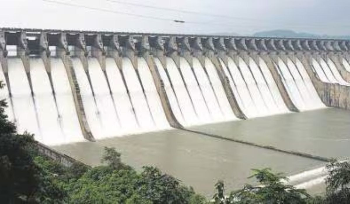 जून आणि जुलैच्या सुरुवातीपर्यंत पावसाने दडी मारल्याने यंदा धरणं भरणार की नाही असा प्रश्न उपस्थित होत होता. कारण धरणांनी तळ गाठला होता. तुळशी पाठोपाठ तानसा धरणही भरुन वाहू लागली आहे. 