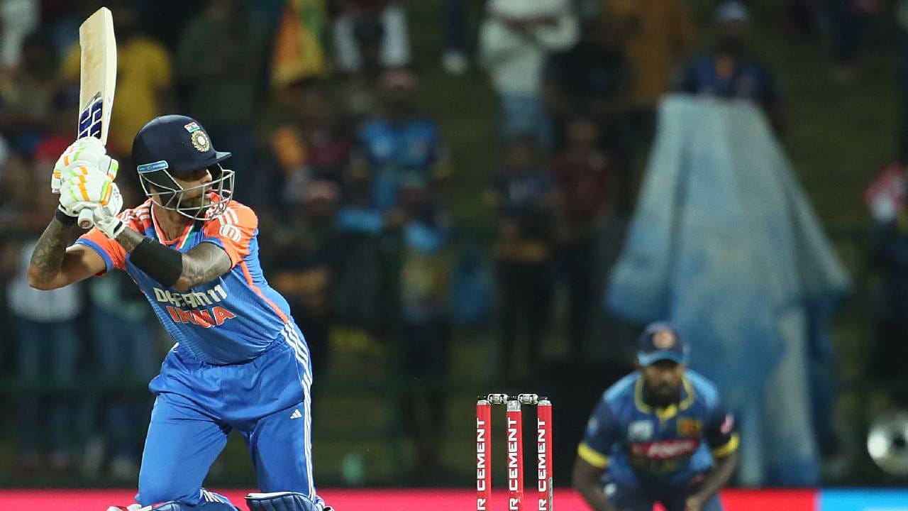 सूर्यकुमार यादवआधी रिंकू सिंह याने ओव्हर टाकली. दोघांनीच खऱ्या अर्थाने सामना फिरवला म्हटलं तर वावगं ठरणार नाही. कारण 12 बॉलमध्ये 09 धावांची श्रीलंका संघाला गरज होती.