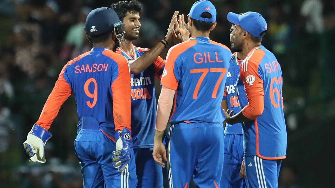 रिंकू आणि सूर्याने ओव्हर टाकत सामना टाय केला. आता सुपर ओव्हर कोण टाकणार? सूर्यकुमारकडे त्यावेळी दोन पर्याय होते, त्यामध्य मोहम्मद सिराज आणि वॉशिंग्टन सुंदर. यामध्ये सूर्याने सुमंदरकडे चेंडू सोपवला.