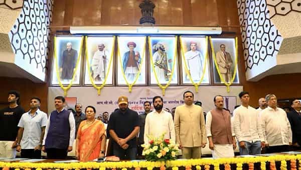 विधानसभेत मुख्यमंत्री एकनाथ शिंदे आणि उपमुख्यमंत्री अजित पवार आणि देवेंद्र फडणवीस यांनी टीम इंडियाचा कॅप्टन रोहित शर्मावर पाठ थोपटली. वर्ल्ड कप जिंकल्यावर टीम इंडियामधील महाराष्ट्रीयन खेळाडूंचा आज सत्कार झाला.