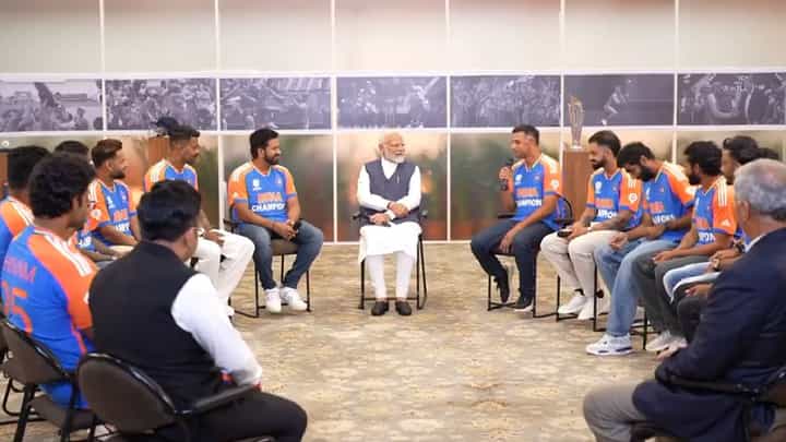 चॅम्पियन टीम इंडियानं घेतली PM मोदींची भेट, तब्बल दीड तास संवाद, काय झाली चर्चा? बघा व्हिडीओ चॅम्पियन टीम इंडियानं घेतली PM मोदींची भेट, तब्बल दीड तास संवाद, काय झाली चर्चा? बघा व्हिडीओ