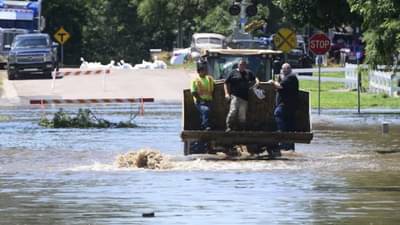 भारताने वर्ल्डकप जिंकलेल्या शहरात चक्रीवादळ, टीम इंडिया अडकली, BCCI पाठवणार चार्टर्ड प्लेन