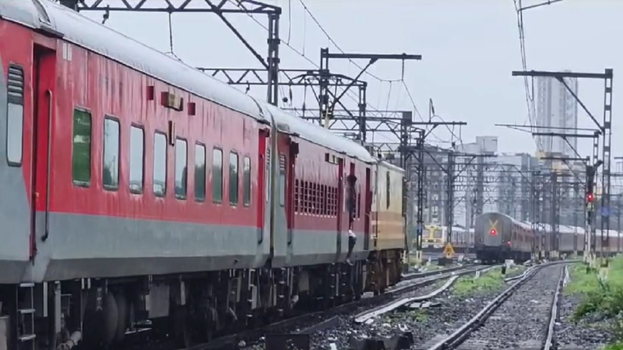 Central Railway : डोंबिवली स्थानकाजवळ एक्स्प्रेसच्या रांगा; मध्य रेल्वे विस्कळीत, प्रवाशांचा खोळंबा, नेमकं काय झालं?