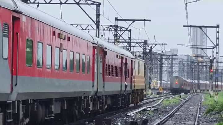 Central Railway : डोंबिवली स्थानकाजवळ एक्स्प्रेसच्या रांगा; मध्य रेल्वे विस्कळीत, प्रवाशांचा खोळंबा, नेमकं काय झालं? Central Railway : डोंबिवली स्थानकाजवळ एक्स्प्रेसच्या रांगा; मध्य रेल्वे विस्कळीत, प्रवाशांचा खोळंबा, नेमकं काय झालं?