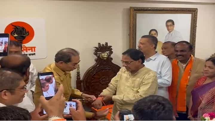 भाजपनं बेवकूफ बनवलं यार... घरवापसी होताच माजी आमदाराचा 'मातोश्री'तून हल्लाबोल भाजपनं बेवकूफ बनवलं यार... घरवापसी होताच माजी आमदाराचा 'मातोश्री'तून हल्लाबोल