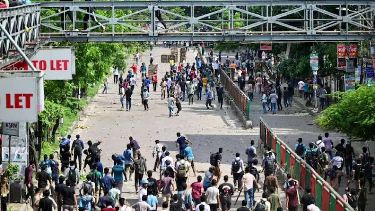 भारताच्या शेजारी देशात आरक्षणाविरोधात जनता रस्त्यावर, बस जाळल्या, हिंसक प्रदर्शनात 6 मृत्यू भारताच्या शेजारी देशात आरक्षणाविरोधात जनता रस्त्यावर, बस जाळल्या, हिंसक प्रदर्शनात 6 मृत्यू