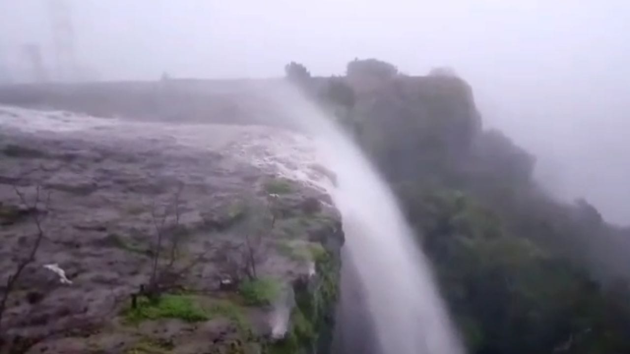 पाटण तालुक्यातील सडावाघापूरचा उलटे धबधबे वाहू लागला आहे. धबधब्याचा आनंद घेण्यासाठी पर्यटकांची गर्दी होत आहे. जोरदार पाऊसचे पाणी डोंगरावरुन खाली जाताना पुन्हा वर येते. हे नयनरम्य दृश्य पाहण्यासारखे असते.