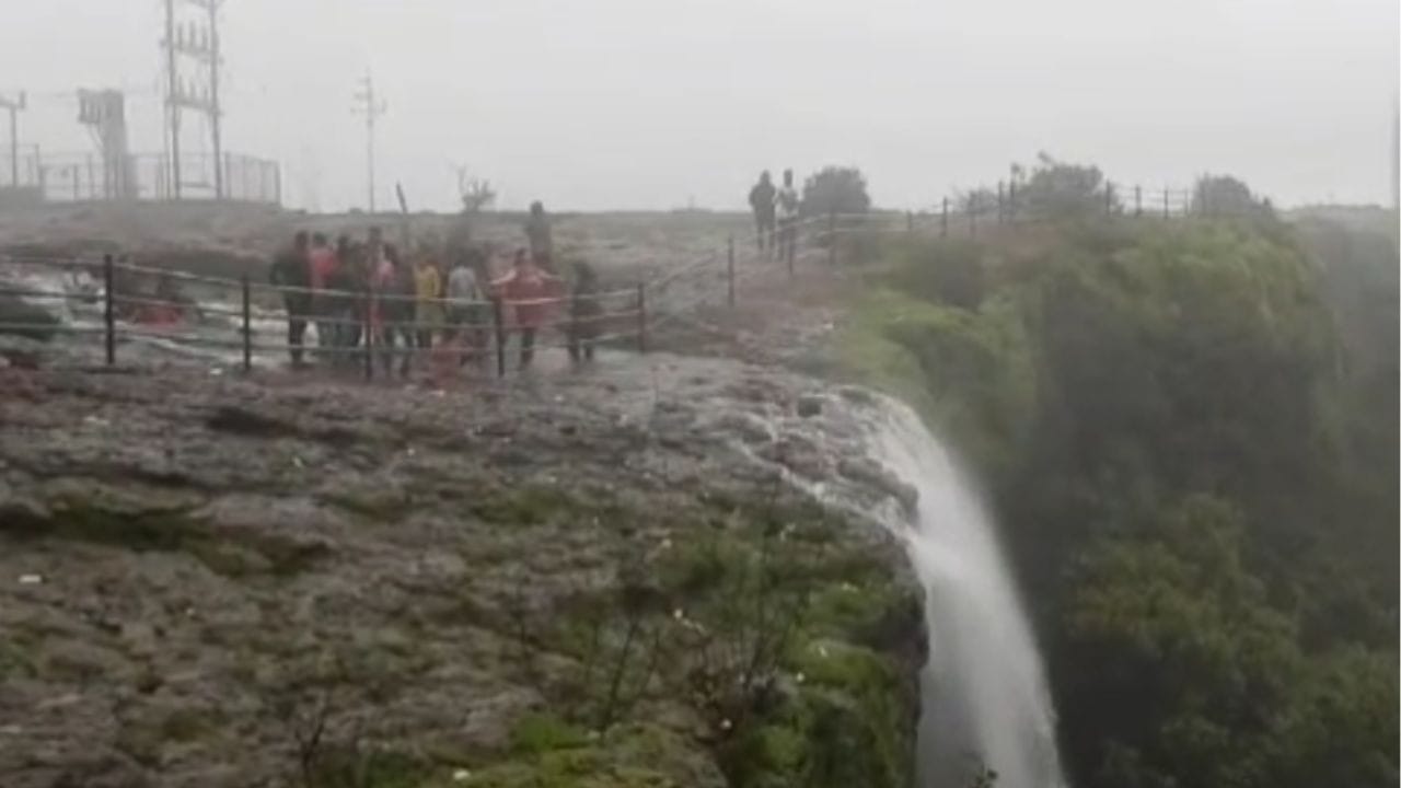 पाटण तालुक्यात उलटा धबधबा सडावाघापूर येथील धबधब्याची ओळख आहे. या ठिकाणी वाहणाऱ्या जोरदार वाऱ्यामुळे खाली जाणारे पाणी पुन्हा वर येते. त्यामुळे धबधबा खालून वर येत असल्याचे दिसून येते. प्रवाह उलट्या बाजूने जात असल्याचे दिसून येते. 