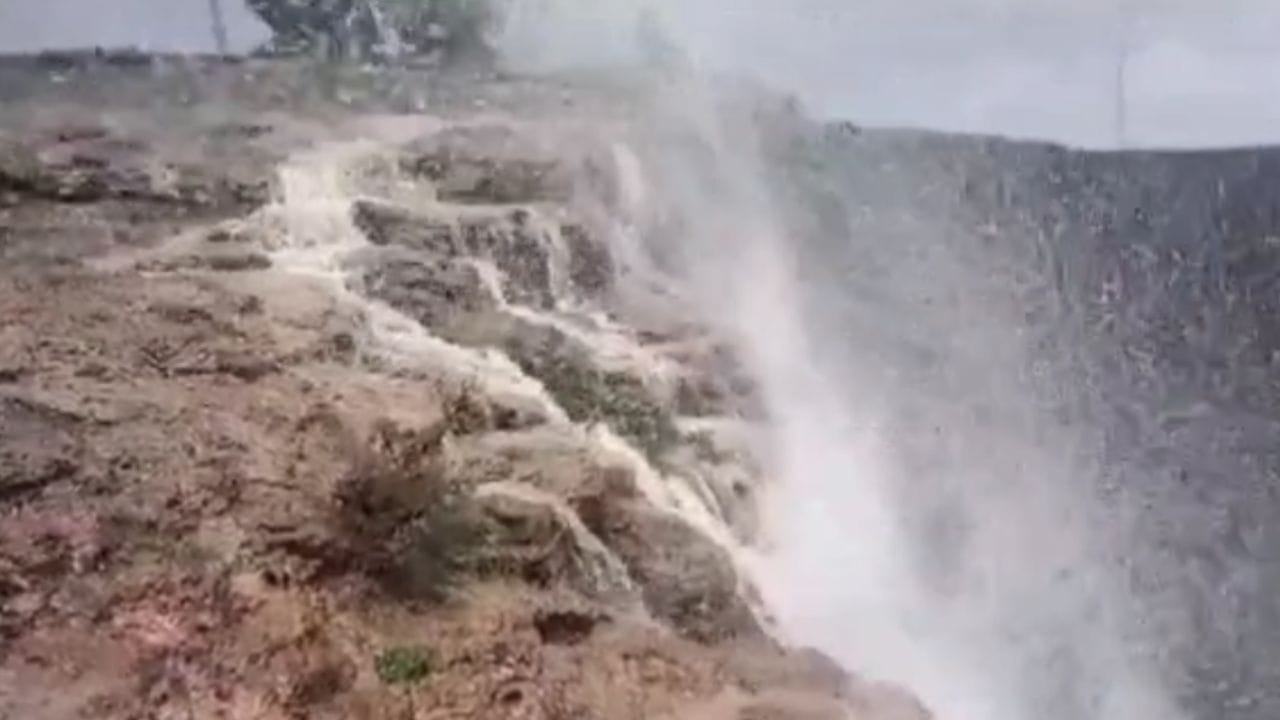 सातारा सडावाघापूर येथील धबधब्यावर जाता येते. मात्र, महाबळेश्वर येथील प्रसिद्ध लिंगमळा धबधबा पर्यटनासाठी तात्पुरता बंद केला आहे. प्रसिद्ध ऑर्थरसीट पॉईंटसह 12 पर्यटन पॉईंटही नगरपालिका प्रशासनाने सुरक्षेच्या दृष्टीने तात्पुरते बंद केले आहेत. 