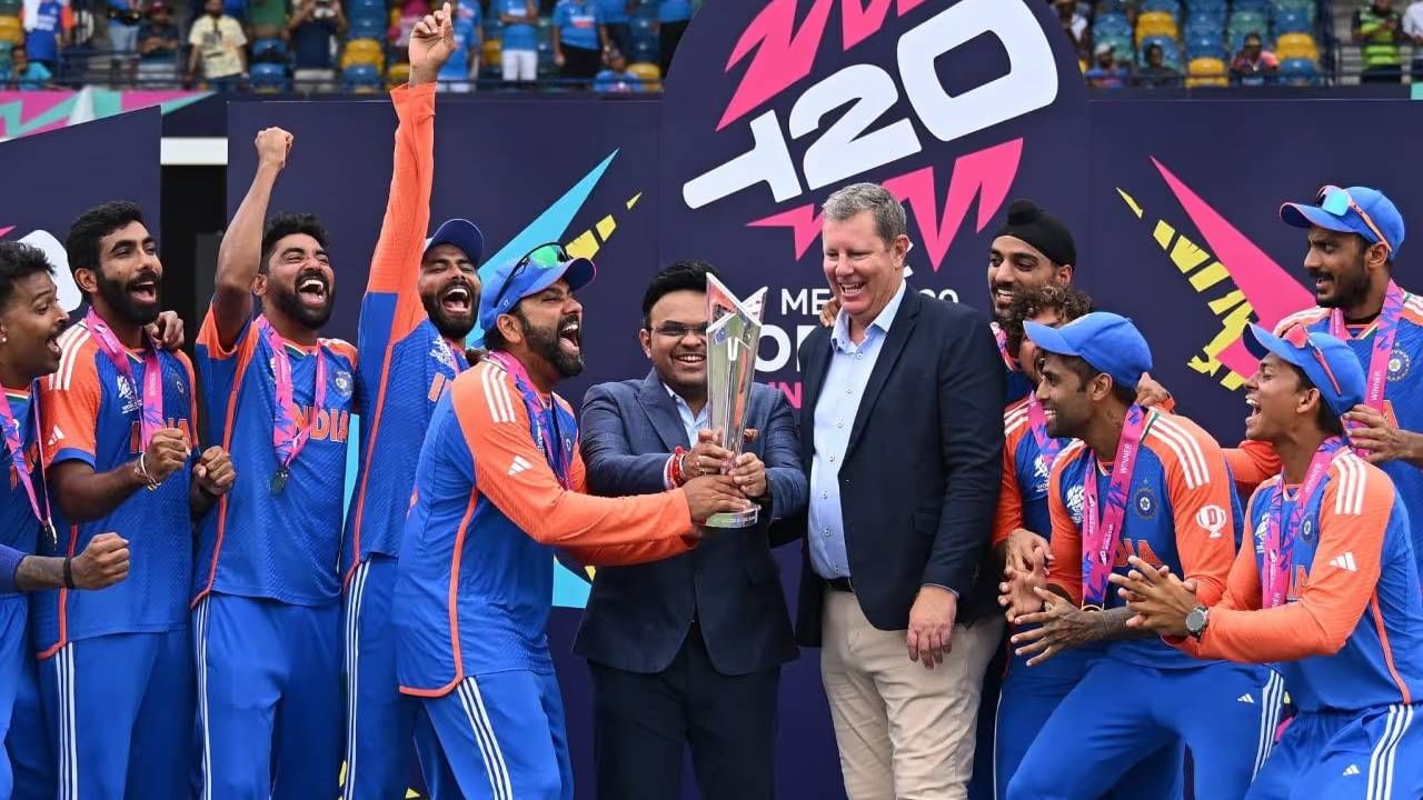 दक्षिण आफ्रिकेला हरवून T20 वर्ल्ड कप जिंकून टीम इंडिया वर्ल्ड कप ट्रॉफीसह भारतात परतली आहे. टीम इंडियाने शनिवारी फायनलमध्ये दक्षिण आफ्रिकेला धुळ चारली. 