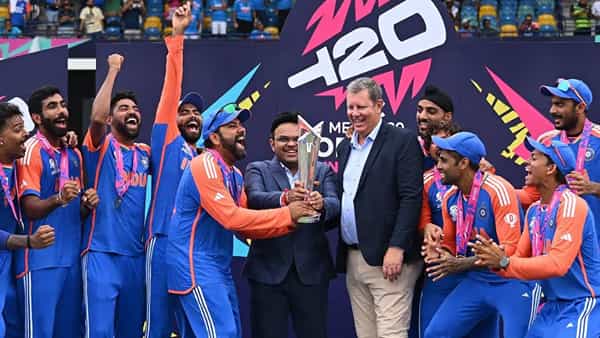 दक्षिण आफ्रिकेला हरवून T20 वर्ल्ड कप जिंकून टीम इंडिया वर्ल्ड कप ट्रॉफीसह भारतात परतली आहे. टीम इंडियाने शनिवारी फायनलमध्ये दक्षिण आफ्रिकेला धुळ चारली.