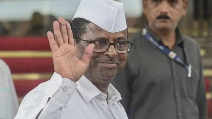 वडील दादांच्या राष्ट्रवादीत अन् मुलानं हजेरी लावली मोठ्या साहेबांच्या कार्यक्रमात; झिरवळ कुटुंबात चाललंय काय? वडील दादांच्या राष्ट्रवादीत अन् मुलानं हजेरी लावली मोठ्या साहेबांच्या कार्यक्रमात; झिरवळ कुटुंबात चाललंय काय?