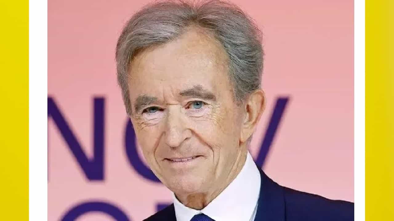 1. बर्नार्ड अर्नॉल्ट ( Bernard Arnault )- बर्नार्ड अर्नॉल्ट यांनी नुकताच इलॉन मस्क यांच्याकडून जगातील सर्वात श्रीमंत व्यक्तीचा मान हिसकावला आहे. बर्नार्ड अर्नॉल्ट यांची संपत्ती आता $221 ( सुमारे Rs 18 लाख कोटी ) अब्ज डॉलर इतकी झाली आहे. LVMH ( ग्लोबल लक्झरी गुड्स कॉंगलोमेरेट ) या कंपनीचे सीईओ असलेल्या बर्नार्ड अर्नॉल्ट यांचे शिक्षण फ्रान्सच्या प्रख्यात इकोल पॉलिटेक्निक ( École Polytechnique) येथून झाले असून त्यांनी इंजिनिअरिंगची डिग्री घेतलेली आहे. LVMH ही फ्रान्सची नंबर वन लक्झरी गुड्स तयार करणारी कंपनी आहे.