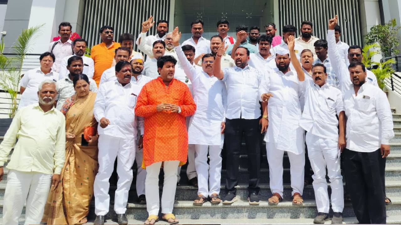 'ना नेता ना पक्ष, धनगर आरक्षण एकच लक्ष' धनगर समाजाचा पुन्हा एल्गार; आमरण उपोषण केलं जाणार 'ना नेता ना पक्ष, धनगर आरक्षण एकच लक्ष' धनगर समाजाचा पुन्हा एल्गार; आमरण उपोषण केलं जाणार