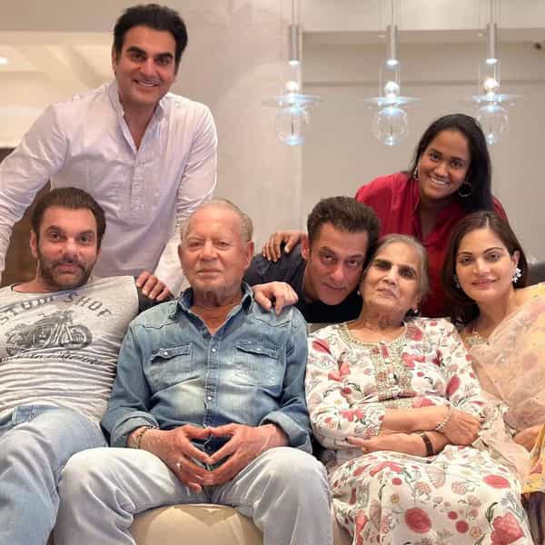 बॉलिवूडचा 'भाईजान' अर्थात अभिनेता सलमान खानचं कुटुंब नेहमीच कोणत्या ना कोणत्या कारणामुळे चर्चेत असतं. सलमानचे वडील सलीम खान हे बॉलिवूड इंडस्ट्रीतील प्रसिद्ध लेखक आहेत. सलीम खान आणि त्यांची पहिली पत्नी सुशीला यांची चार मुलं आहेत.
