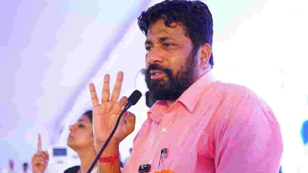 'चेहऱ्याला बघून चाटायचं? तो कितीही चांगला असुदे पण...', सरकारवर टीका करताना बच्चू कडूंची जीभ घसरली