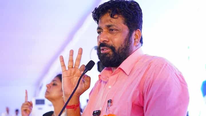 'शिवरायांच्या 'त्या' पुतळ्याचं उद्धाटन करणाऱ्या मोदींनी पहिले उठबशा काढाव्या अन् फडणवीसांनी एक नाहीतर...', बच्चू कडू नेमकं काय म्हणाले? 'शिवरायांच्या 'त्या' पुतळ्याचं उद्धाटन करणाऱ्या मोदींनी पहिले उठबशा काढाव्या अन् फडणवीसांनी एक नाहीतर...', बच्चू कडू नेमकं काय म्हणाले?