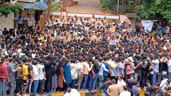 बदलापूर पूर्व इथल्या एका नामांकित शाळेत दोन चिमुरड्यांवर झालेल्या लैंगिक अत्याचार प्रकरणावरून टीकेची झोड उठली आहे. याविरोधात आज (मंगळवार) सकाळपासून शाळेच्या गेटवर पालकांचं आंदोलन सुरू आहे. तर बदलापूर स्थानकावरही रेल रोको करण्यात आला आहे.