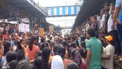 बदलापूर स्थानकातील परिस्थिती जैसे थे… 7 तासांपासून लोकल ट्रेन अद्याप ठप्प, आंदोलकांची माघार नाहीच