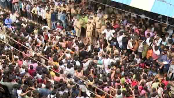 Badlapur Case : बदलापूर प्रकरणाची मुंबई हायकोर्टाकडून दखल, आज तातडीची सुनावणी