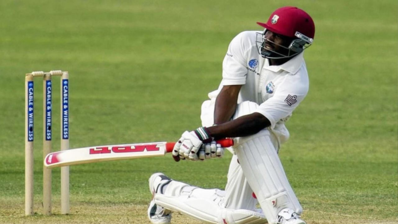 वेस्ट इंडिजचा माजी खेळाडू ब्रायन लारा सर्वांनाच महिती आहे. लारा एकदी पिचवर टिकला बॉलर्स रडण्याचे बाकी राहत होते. ब्रायन लाराने 2004 मध्ये सेंट जॉन्स येथे इंग्लंडविरुद्ध वैयक्तिक 400 धावांची इनिंग खेळली होती. कसोटी क्रिकेटमध्ये अजुनही हा रेकॉर्ड कोणाला मोडता आलेला नाही.