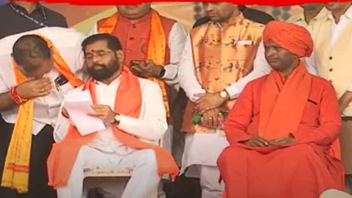 वादग्रस्त वक्तव्य करणाऱ्या रामगिरी महाराजांच्या कार्यक्रमात मुख्यमंत्र्यांची हजेरी, दोघे एकाच मंचावर अन्... वादग्रस्त वक्तव्य करणाऱ्या रामगिरी महाराजांच्या कार्यक्रमात मुख्यमंत्र्यांची हजेरी, दोघे एकाच मंचावर अन्...