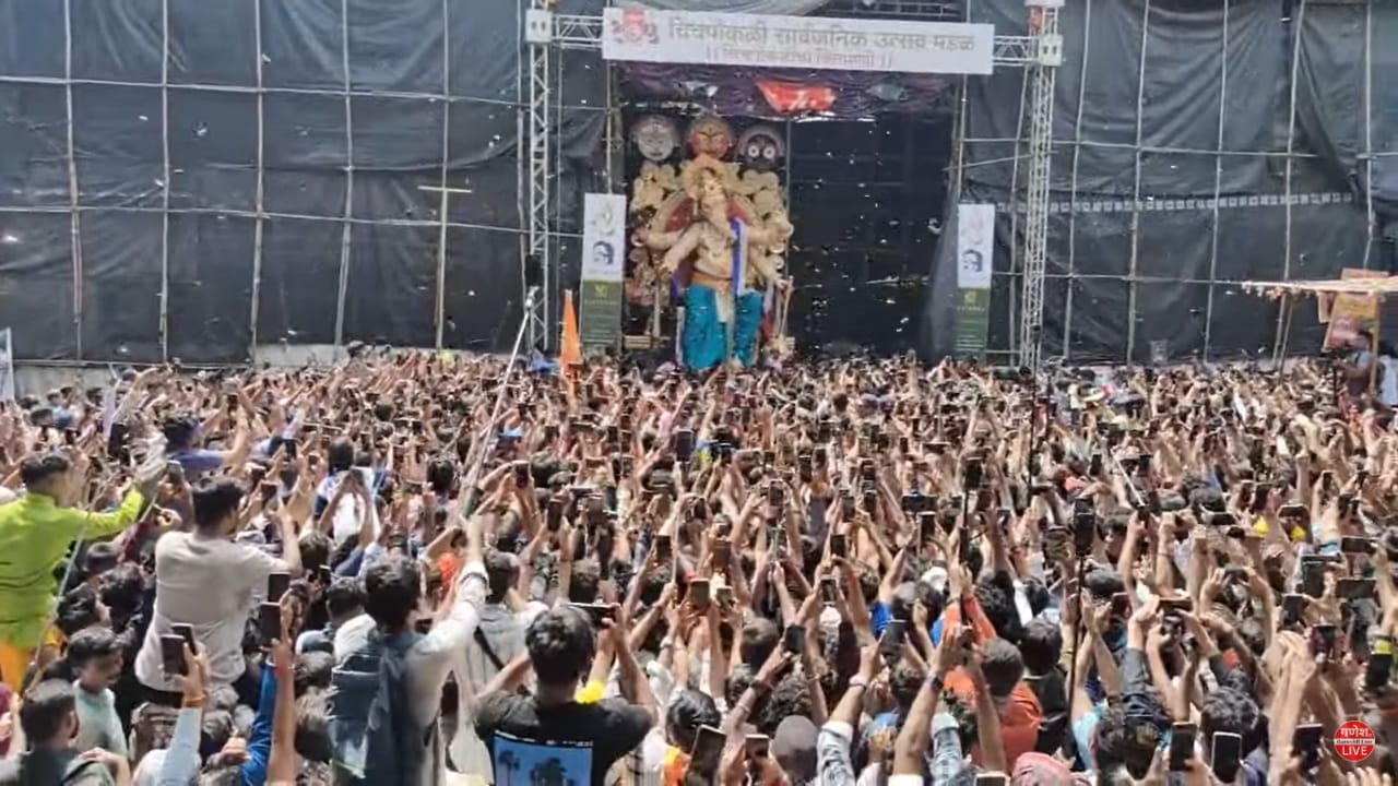 मुंबईतील तरूणाईचं खास आकर्षण असलेल्या 'चिंचपोकळीच्या चिंतामणी'चा आज शनिवारी 31 ऑगस्टला आगमन सोहळा पार पडत आहे.