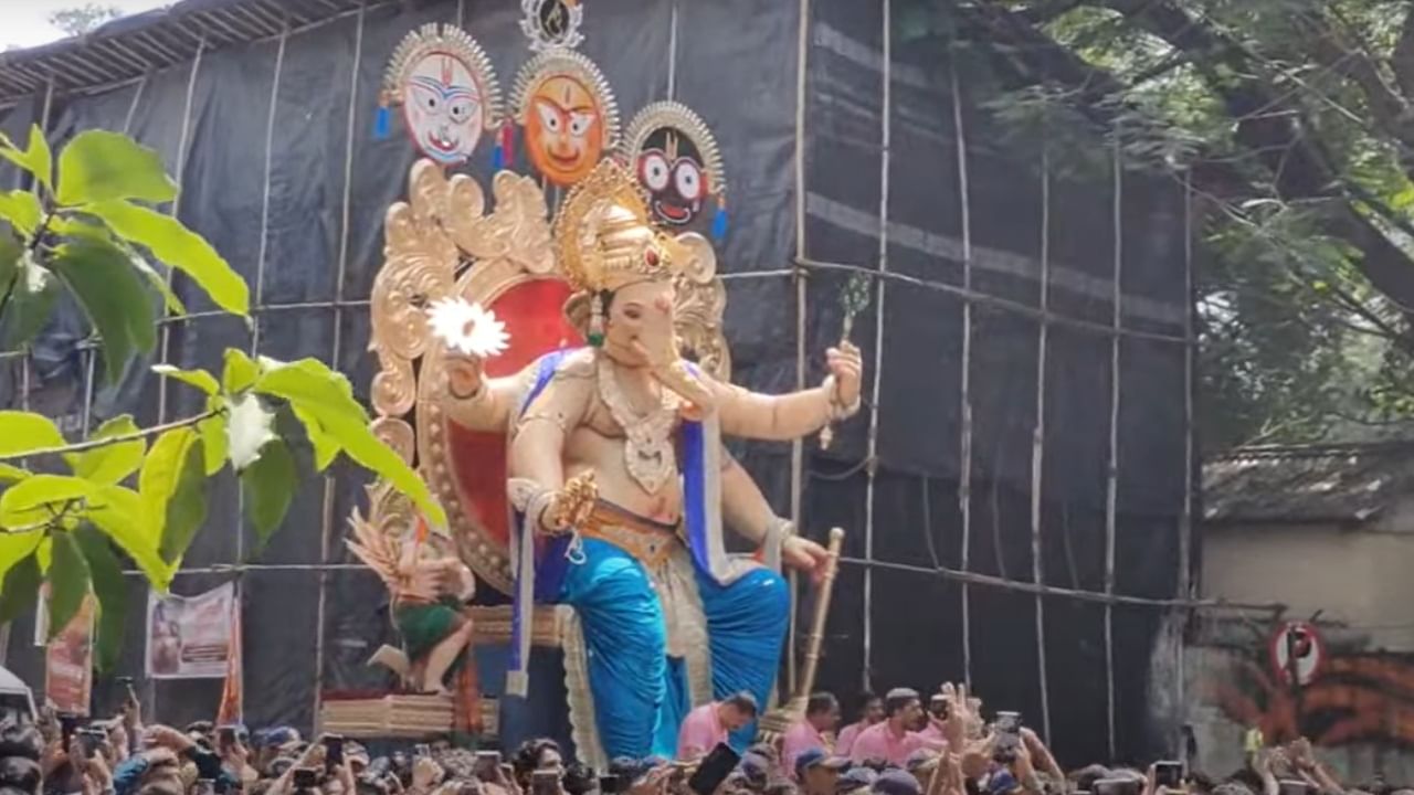 'चिंचपोकळीच्या चिंतामणी'च्या आगमनासाठी लाखो भाविकांची गर्दी पाहायला मिळत आहे. सध्या लालबाग, परळ, चिंचपोकळीतील रस्त्यांवर मोठ्या संख्येने तरुणाई आगमन सोहळ्यात सहभागी होण्यासाठी जमा झाली आहे.