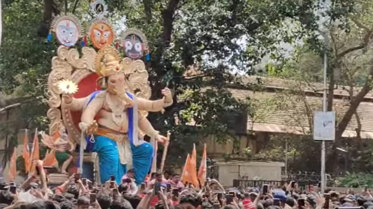 यात बाप्पाला चिंतामणी रंगाचे धोतर नेसवलेले दिसत असून, त्यावर निळ्या रंगाचा शेला पाहायला मिळत आहे. त्यासोबत गणपती बाप्पाच्या डोक्यावर सोन्याचा मुकुट, सोन्या-चांदीचे दागिनेही परिधान केले आहेत.